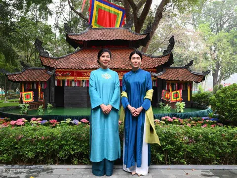 Phu nhân Thủ tướng Singapore diện áo dài tơ tằm