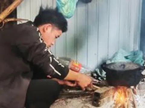 Đi khám bệnh, mang theo cả củi khô và xoong nồi