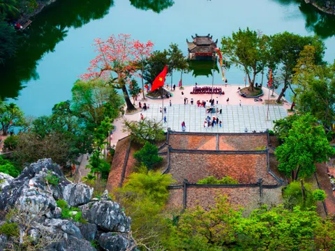 Làng quê Hà Nội mùa hoa gạo như tranh vẽ