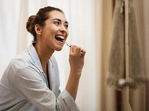 Nhai đá lạnh, dùng răng mở bao bì, cắn móng tay: Gây hại cho răng hơn bạn nghĩ