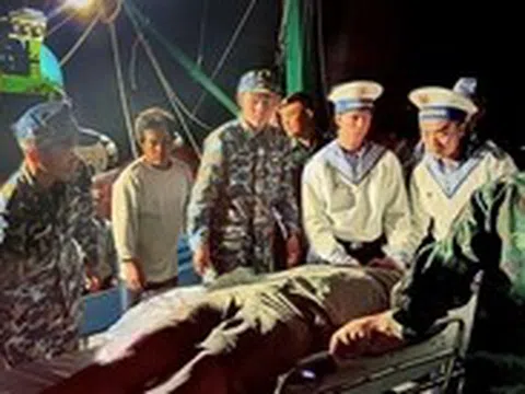 Quân y Trường Sa cứu ngư dân bị máy xay đá cuốn giập nát bàn tay