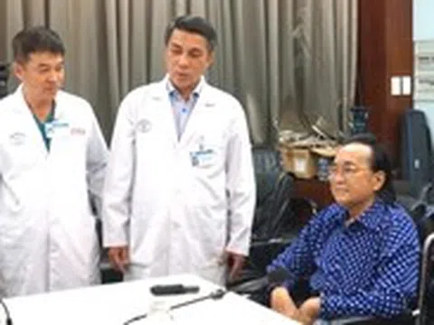 Nghệ sĩ cải lương Thanh Tuấn hát cảm ơn bác sĩ Bệnh viện Chợ Rẫy