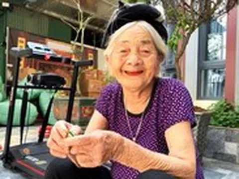 Cụ bà 97 đam mê chạy bộ khiến mọi người thán phục
