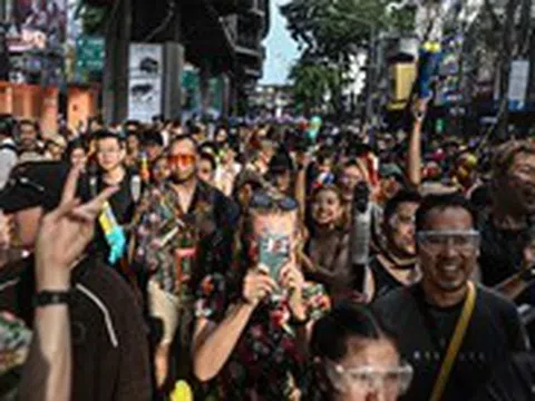 Cảnh báo lây lan COVID-19 dịp Tết Songkran té nước tại Thái Lan
