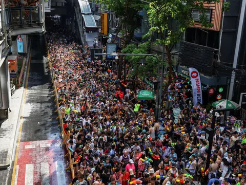 Bangkok tưng bừng trong Tết té nước 2025