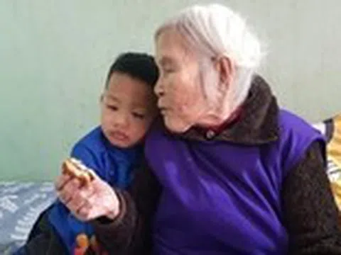 Mẹ liệt sĩ 106 tuổi vẫn minh mẫn, vui tươi bên đàn cháu chắt