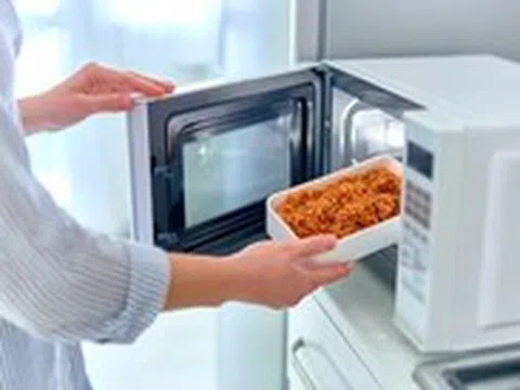 Sự thật 'gây sốc' đằng sau thói quen hâm thức ăn trong hộp nhựa