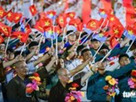 Xem diễu binh, diễu hành tại TP.HCM trong thời tiết nắng nóng, bảo vệ sức khỏe sao?