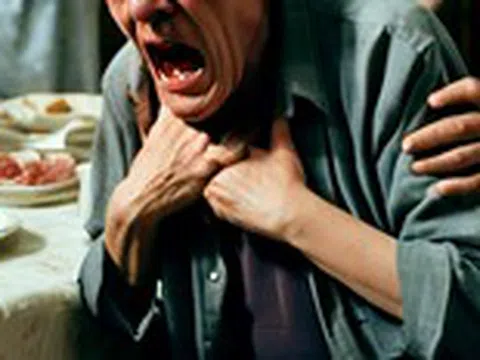 Cụ ông ngừng tim phổi vì hóc thịt bò khi ăn cỗ