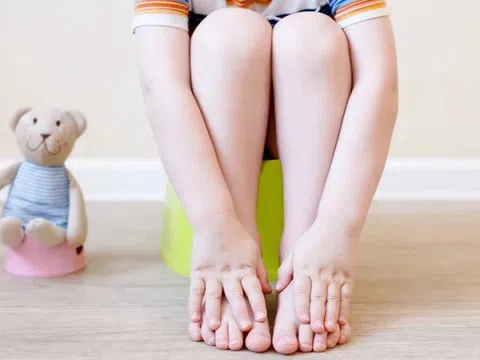 Vì sao trẻ ăn nhiều rau, uống đủ nước nhưng vẫn táo bón?