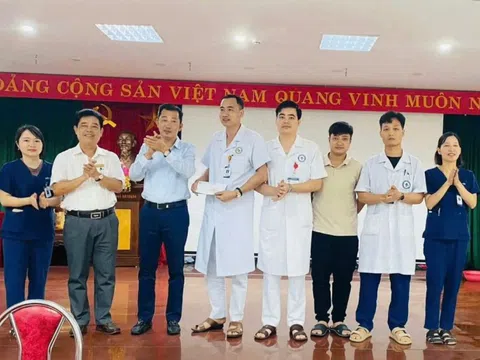 Khen thưởng ê-kíp bị hành hung khi nỗ lực cấp cứu bệnh nhi