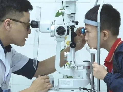 Vì sao nên đưa trẻ đi khám mắt trước khi vào lớp 1?