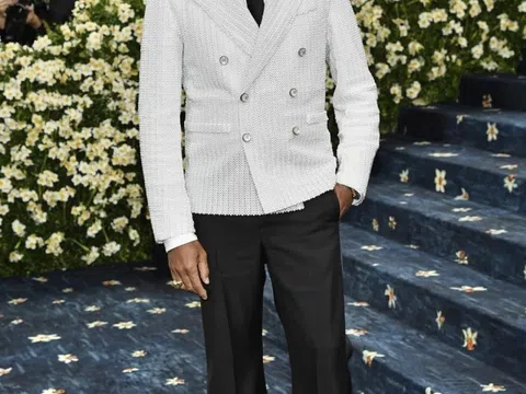 Pharrell Williams mặc blazer đính 100.000 viên ngọc trai