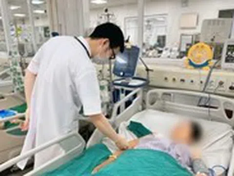 Sốc nhiễm khuẩn nặng sau mũi tiêm chữa đau vai ở phòng khám gần nhà