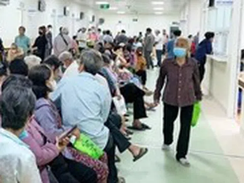 Khám bảo hiểm y tế: Xếp hàng từ sáng sớm, trưa vẫn chưa tới lượt
