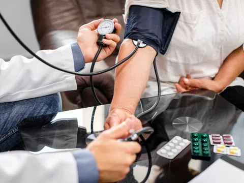 Lý do huyết áp tăng vọt mỗi lần đi khám