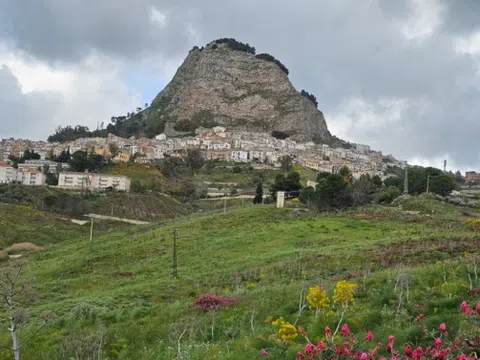 Người chuyên bán nhà giá 1 euro cho du khách ở Italy