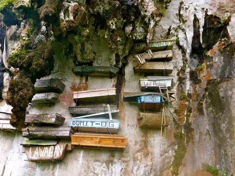 Quan tài treo trên núi ở Philippines