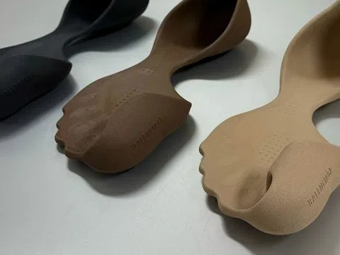 Đôi dép 'đi như không' của Balenciaga
