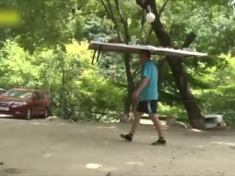 Nhà hàng gây sốt với kiểu phục vụ đội bàn lên đầu