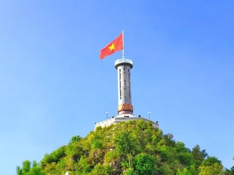 Cột cờ Lũng Cú dừng đón khách