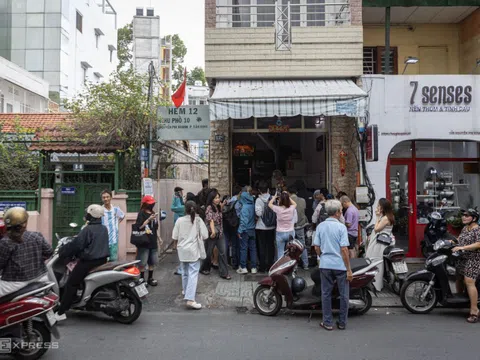 Xếp hàng chờ ăn bánh canh trước ngày đóng cửa sau 50 năm