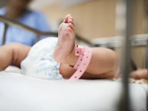 Bé sơ sinh chống chọi với vi khuẩn 'tử thần'