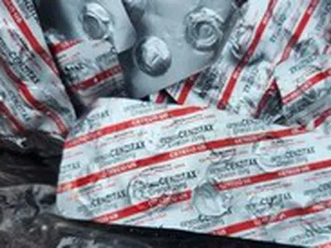 Đà Nẵng phát hiện nhiều vỉ thuốc còn hạn sử dụng bị bỏ lại ven đường