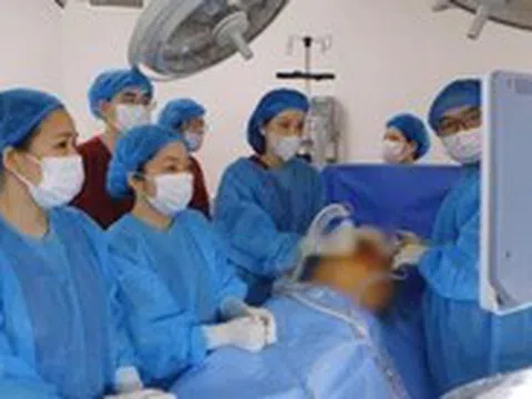Luồn ống dẫn qua bụng mẹ để hút dịch màng phổi cho thai nhi