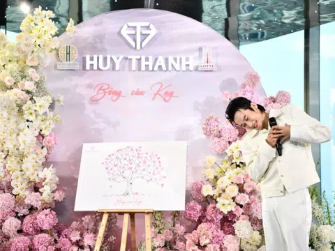 Fansign đầu tiên của Kay Trần ở Hà Nội ngập hoa, trang sức vàng