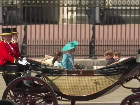 Mẹ con Vương phi Kate Middleton diện đồ đôi