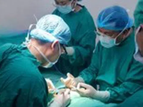 Phẫu thuật cho 2 bé trai ở Đà Lạt bị vùi dương vật bẩm sinh