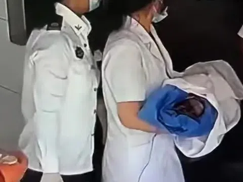 Vào viện vì đau bụng, người phụ nữ bất ngờ hạ sinh bé trai 2,5 kg