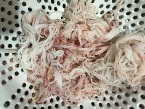 Vụ bún chuyển sang màu đỏ ở chợ Đà Nẵng: Đã tìm ra 'thủ phạm'