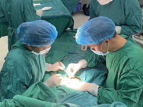 Nuốt nhiều mảnh nam châm, bé trai bị thủng ruột