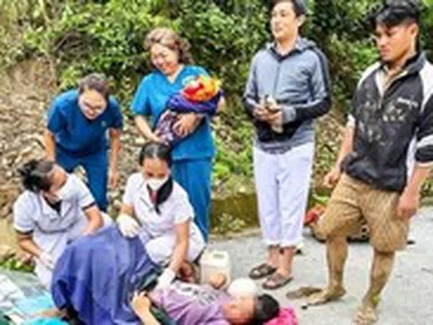 Bác sĩ đỡ đẻ sản phụ vùng lũ bên đường