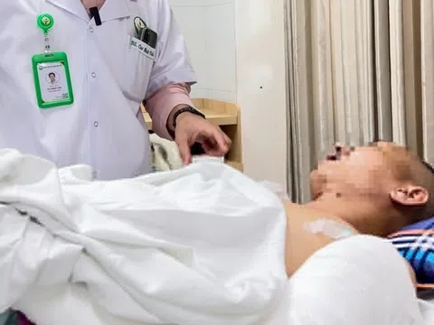 Đâm vào đống sắt thép, người đàn ông vỡ gan, thủng ruột, suýt mất mạng