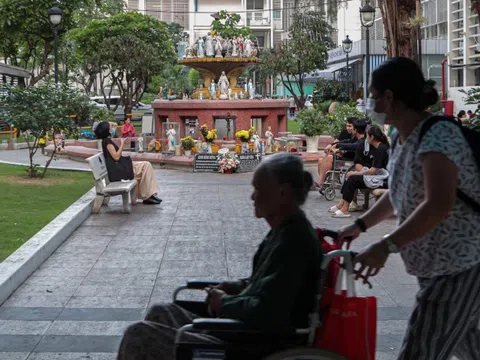Đóng viện phí cho người lạ
