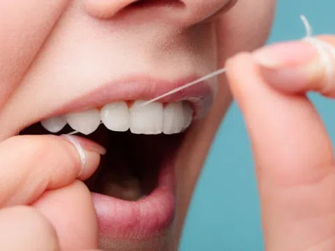 Độc lạ 'tiêm' vắc xin bằng tăm chỉ nha khoa