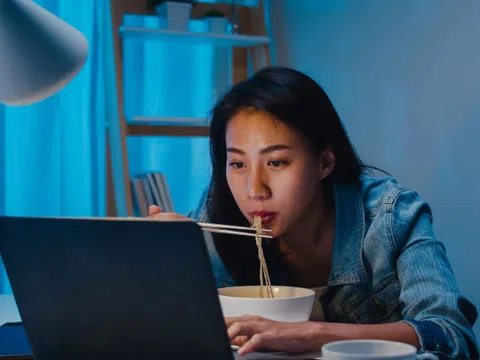 Người hay thức khuya, thận có thể 'kêu cứu' bằng 3 dấu hiệu