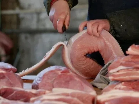 Sau khi mổ lợn, người đàn ông nhập viện cấp cứu