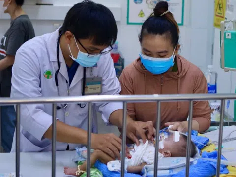 TP.HCM sáng nắng chiều mưa, nhiều trẻ đổ bệnh