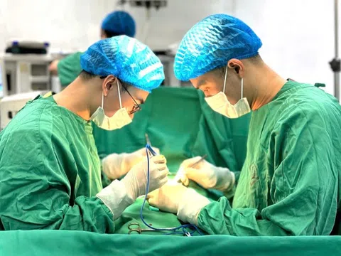 Đang chơi trong sân nhà, bé trai bị chó cắn thương tâm