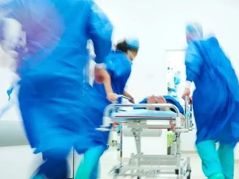 Bé trai phải cắt bỏ tinh hoàn vì một tình trạng thường gặp