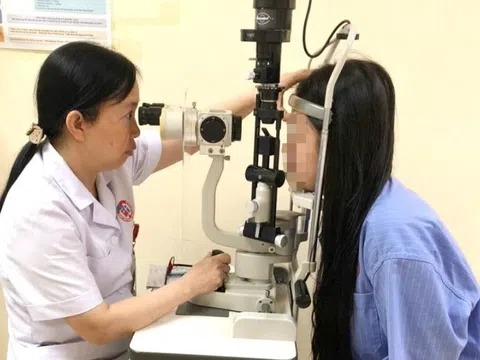 Lạm dụng kính áp tròng, cô gái 20 tuổi gánh hậu quả