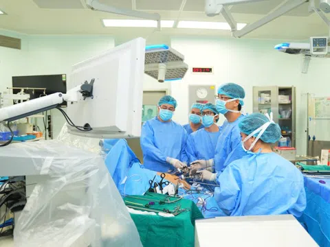 Con trai 19 tuổi hiến gan cứu cha hôn mê, 'còn 36 giờ đếm ngược'