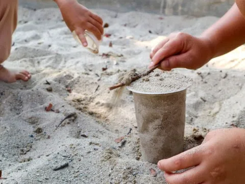 Trẻ nhỏ dễ nhiễm giun đũa chó mèo từ thói quen nghịch đất cát