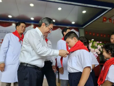 Buổi khai giảng khác lạ giữa sân Bệnh viện Ung Bướu TP.HCM