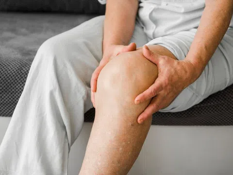 Dấu hiệu bất thường sau khi uống nước cảnh báo thận yếu
