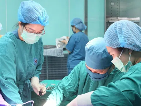 Cô gái nhập viện với vùng kín biến dạng, chảy máu
